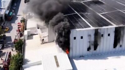 Bursa'nın Osmangazi ilçesinde bir tekstil fabrikasında yangın çıktı. İtfaiye ekiplerince