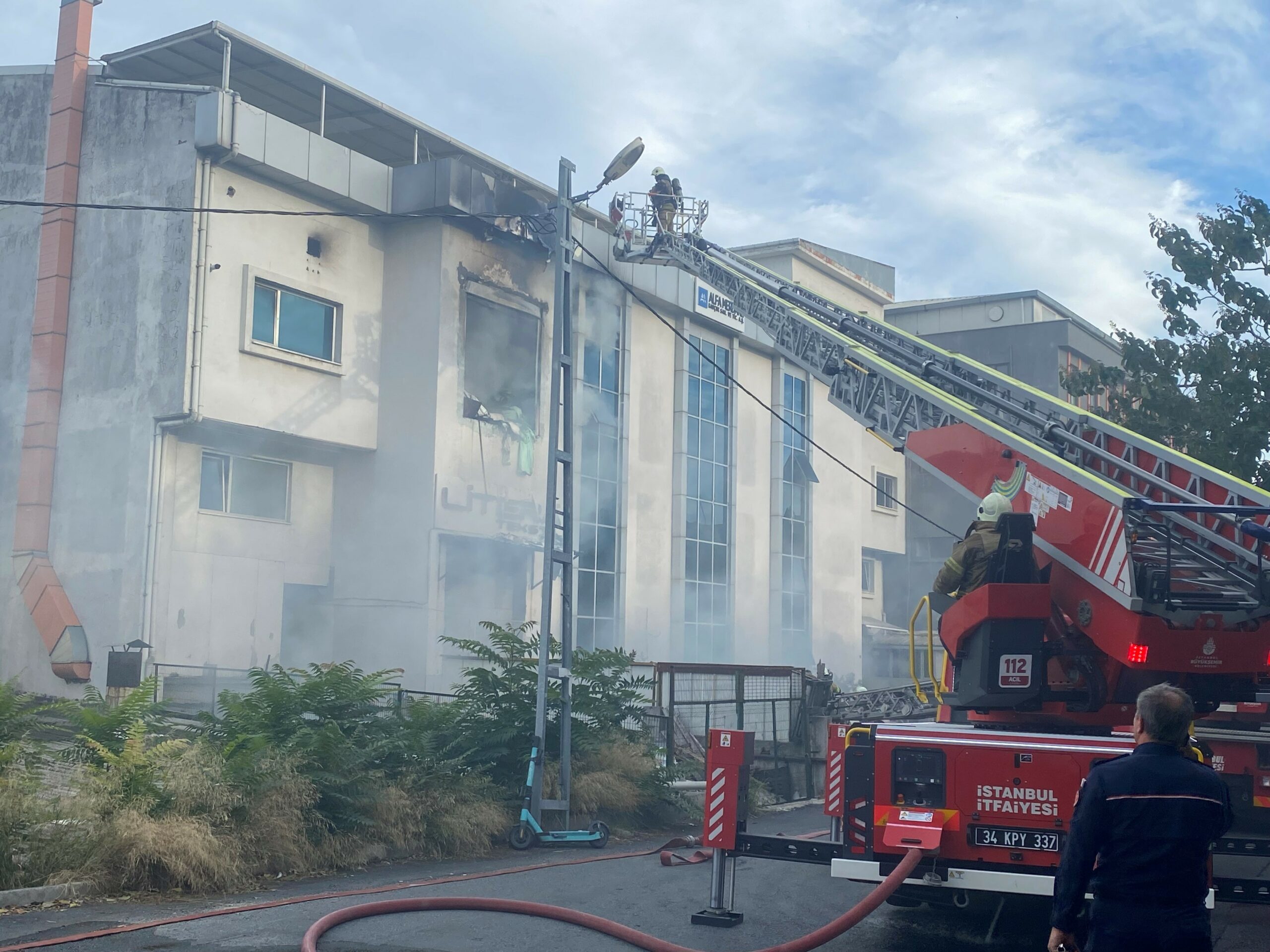 Beylikdüzü’nde medikal malzeme üretimi yapan atölye yandı