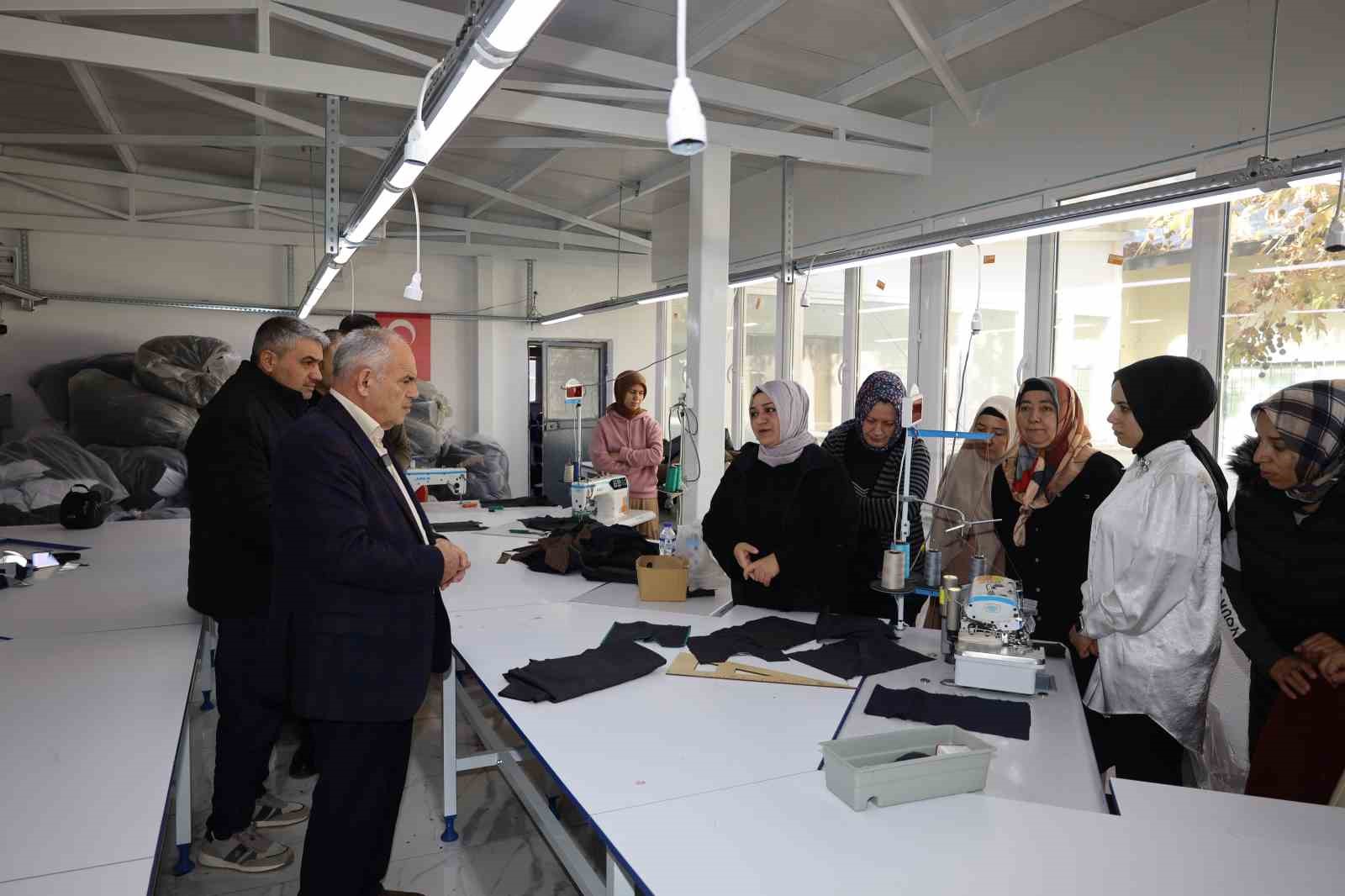 Kayseri Yahyalı Belediyesi tekstil fabrikası için eğitim kursu açtı