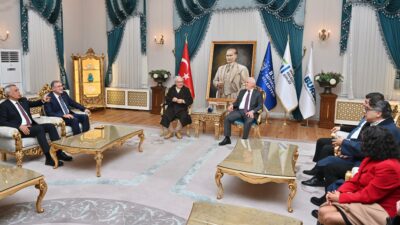 Bursa Büyükşehir Belediye Başkanı Mustafa Bozbey, Bursalı ünlü modacı Yıldırım