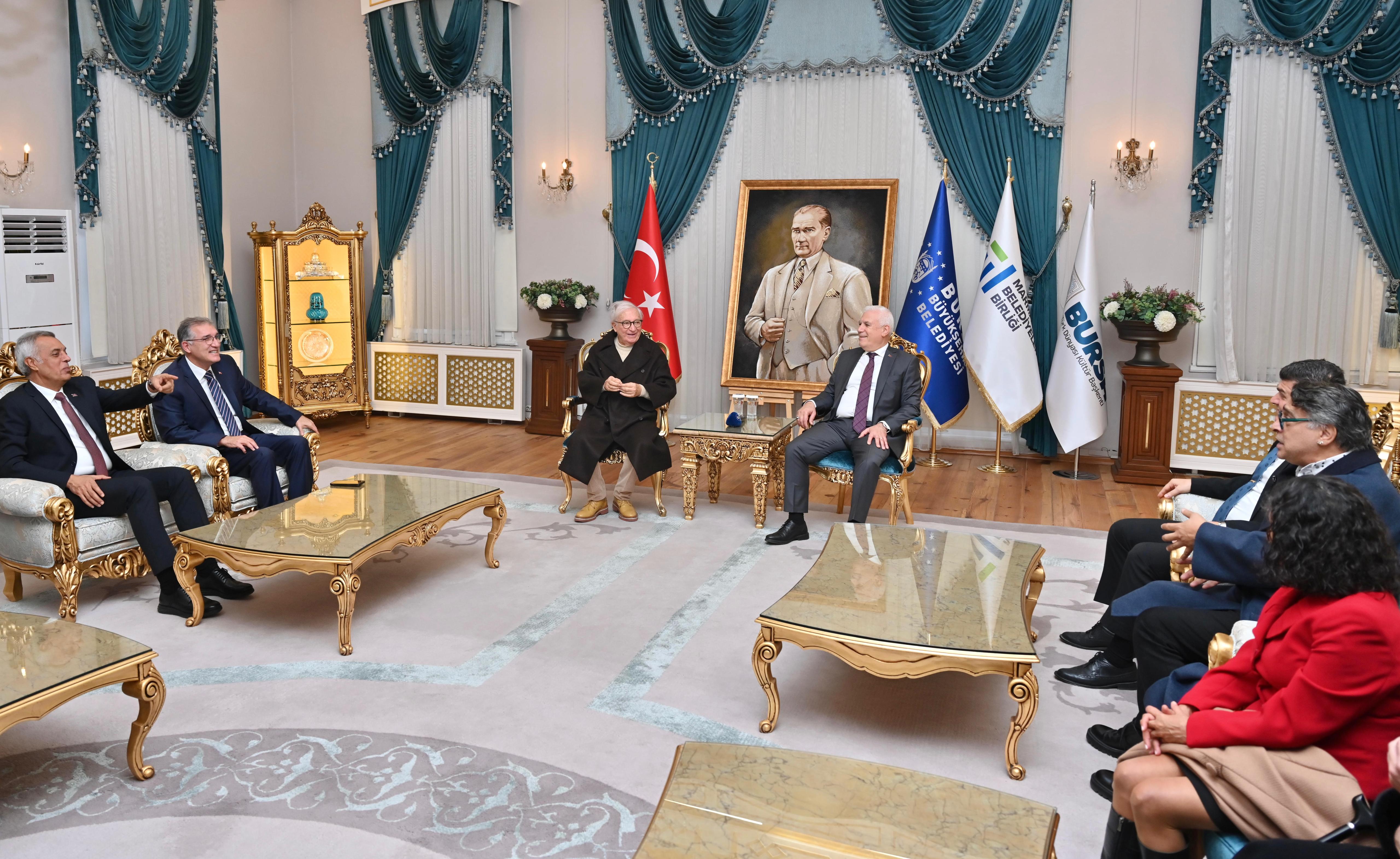 Bursa Büyükşehir Belediye Başkanı Mustafa Bozbey, Bursalı ünlü modacı Yıldırım