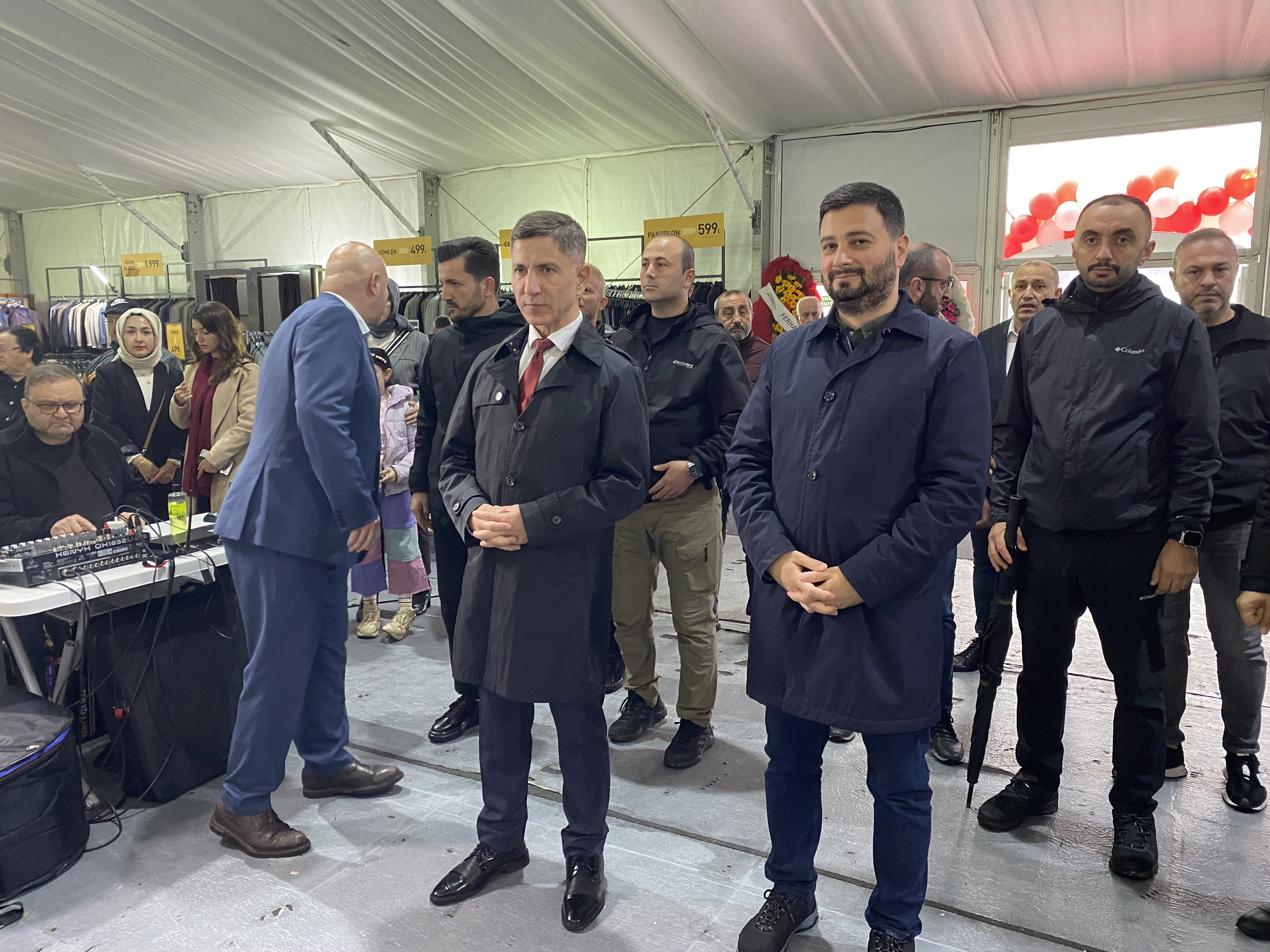 İstanbul'da Kağıthane Belediyesi tarafından Hasbahçe’de alışveriş günleri çadırı açıldı. Vatandaşlar