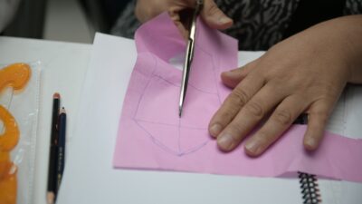 İstanbul'da Esenyurt Belediyesi Moda Tasarım Kursu'nda kadınlar hem el becerilerini