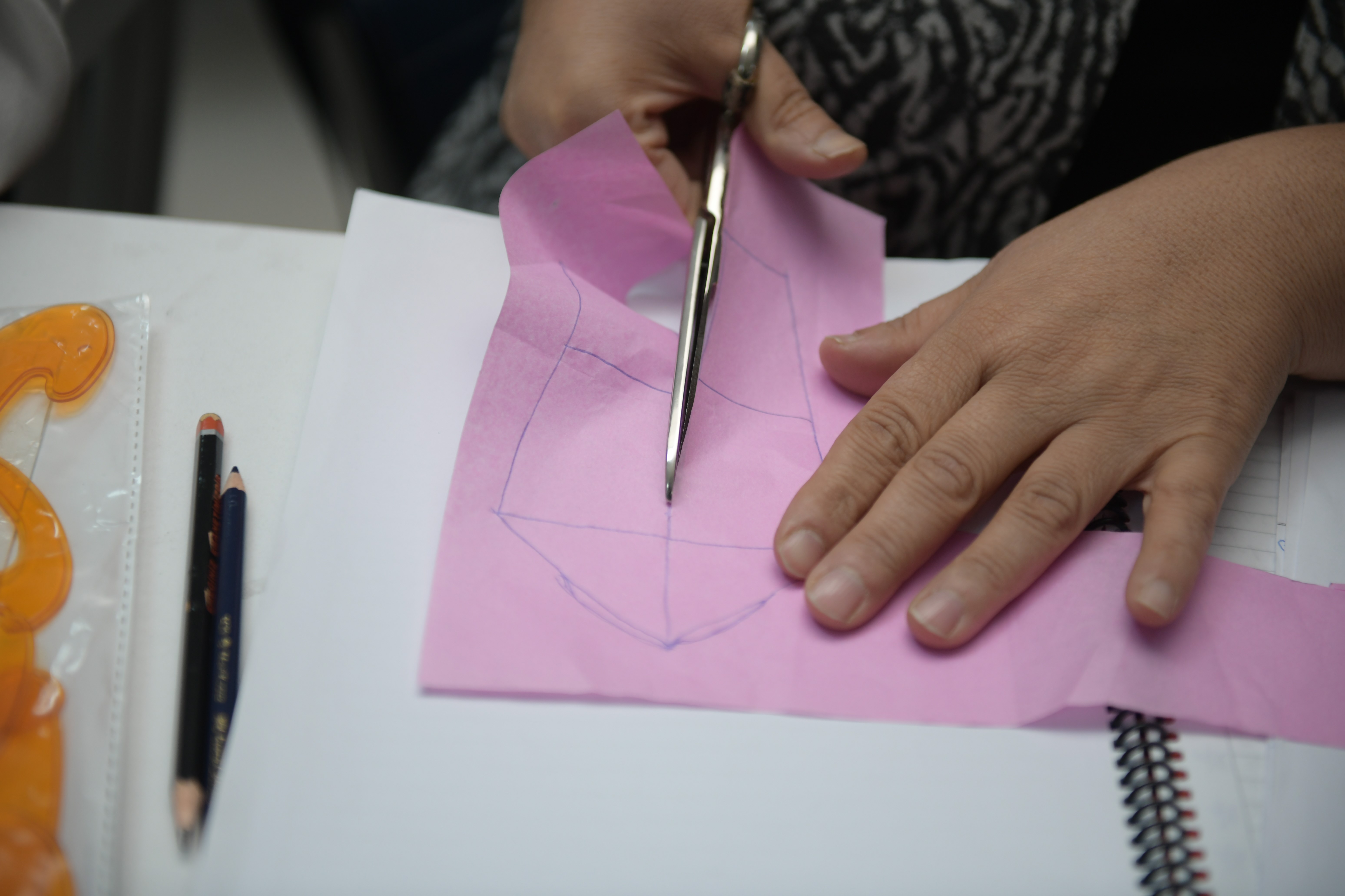 İstanbul'da Esenyurt Belediyesi Moda Tasarım Kursu'nda kadınlar hem el becerilerini