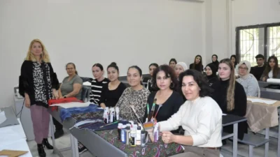 Ege Üniversitesi Emel Akın Meslek Yüksekokulunda düzenlenen "Tekstilde Yenilikçi Yaklaşımlar