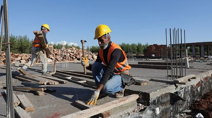 Tekstil işçisi inşaat kayıyor