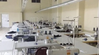 Manisa'nın Akhisar ilçesindeki bir tekstil fabrikasında işçiler, geciken maaşlar ve