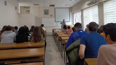 Bursa Uludağ Üniversitesi Mühendislik Fakültesi Tekstil Mühendisliği Bölümü öğrencileri bir