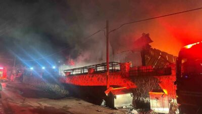 İzmir’in Bornova ilçesindeki tekstil fabrikasında çıkan yangın güçlükle kontrol altına