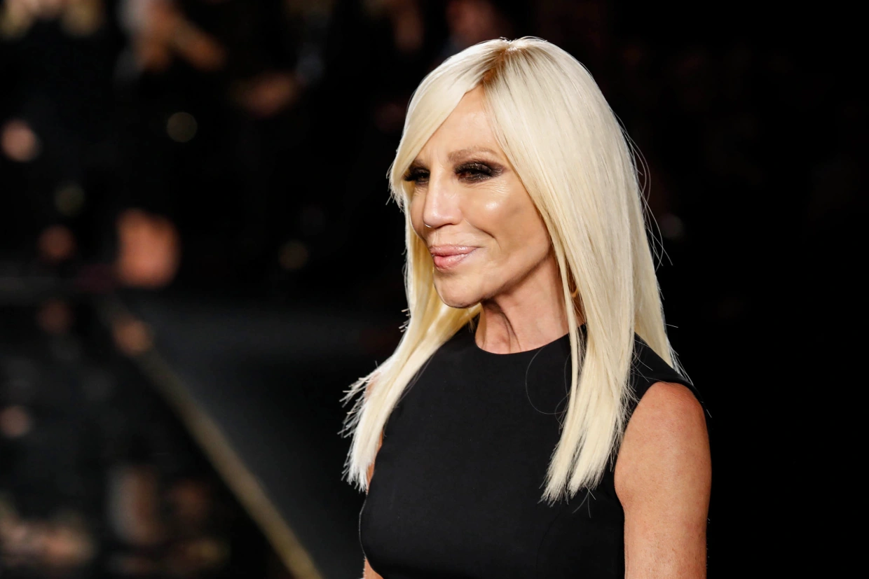 Moda ikonu Donatella Versace’yi görenler tanıyamadı!