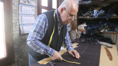 Sakarya'nın Adapazarı ilçesinde 12 metrekarelik dükkanda 50 yıldır kumaşlara şekil