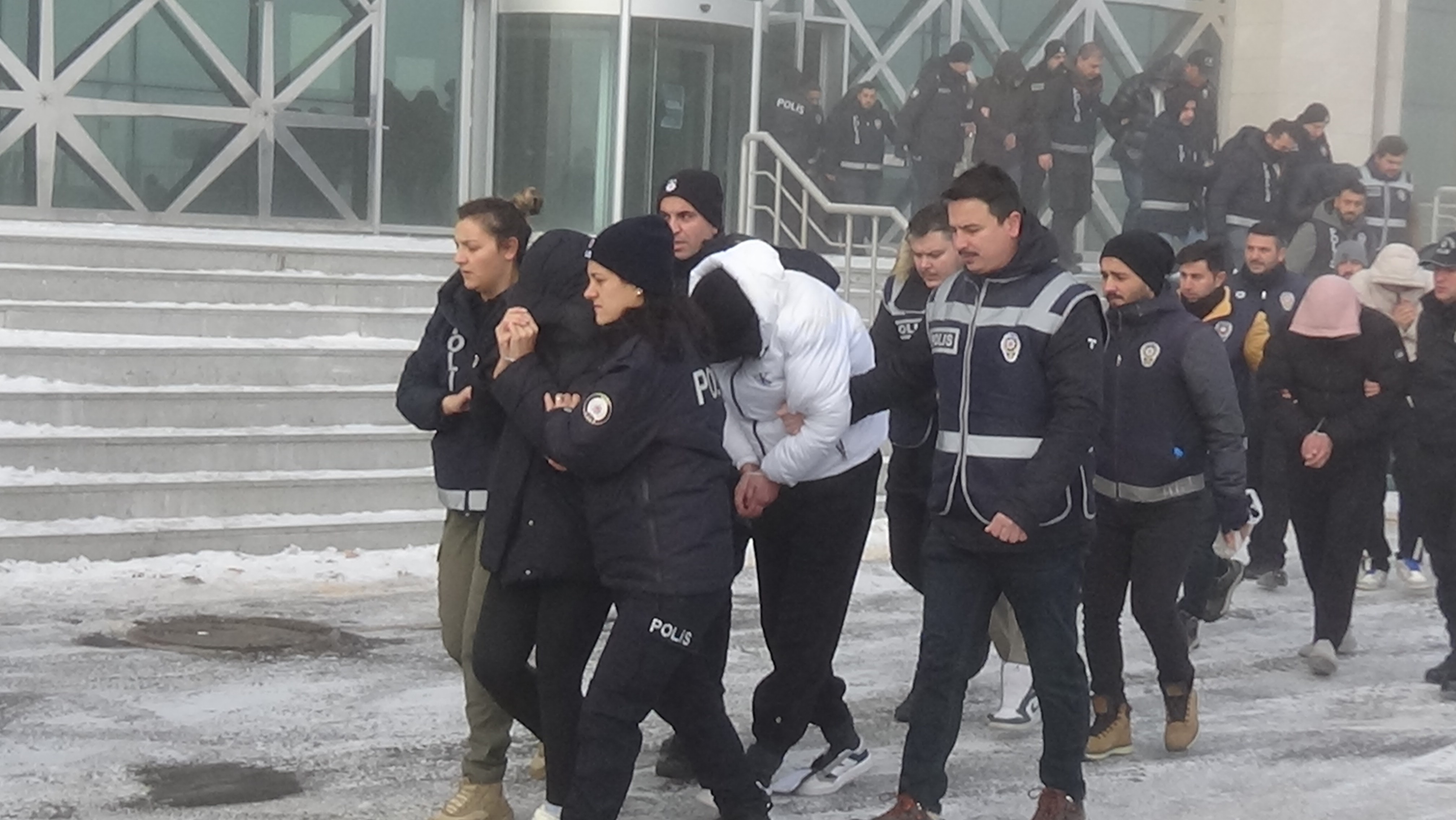 Kars merkezli 8 ilde düzenlenen operasyonda sosyal medya üzerinden giyim