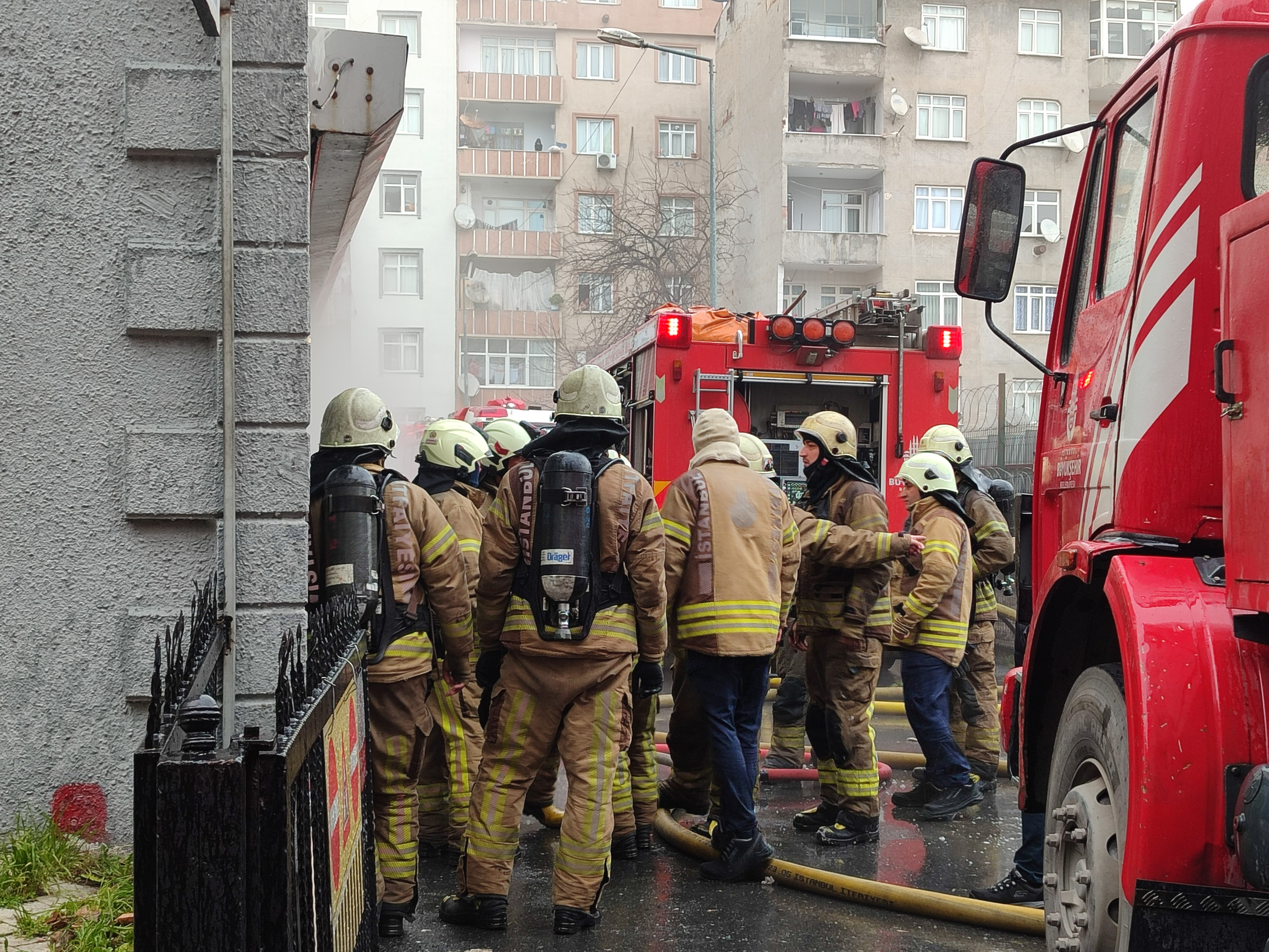 İstanbul Küçükçekmece'de 4 katlı bir binanın girişinde bulunan tekstil atölyesinde