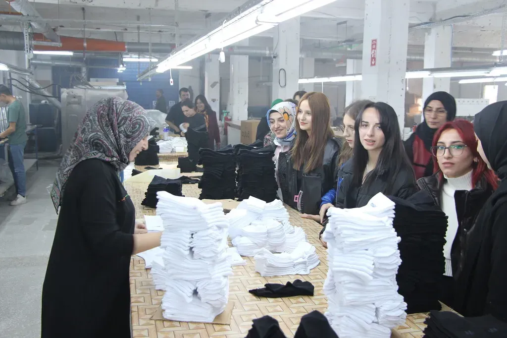 Kütahya’nın Gediz ilçesinde Meslek Yüksekokulu Moda Tasarımı Programı öğrencileri ve
