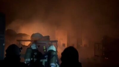 Kahramanmaraş’ta bir tekstil fabrikasının boyahanesinde yangın çıktı.
