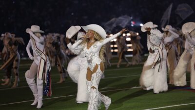 Beyoncé’nin dansçıları NFL Christmas Gameday devre arası özel programında özel