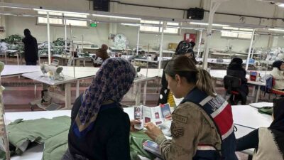 Bingöl İl Jandarma Komutanlığı ekiplerince bir tekstil fabrikasında çalışanlara, kadına