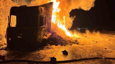 Mersin’in Tarsus ilçesinde tekstil malzemeleri taşıyan TIR seyir halindeyken alev