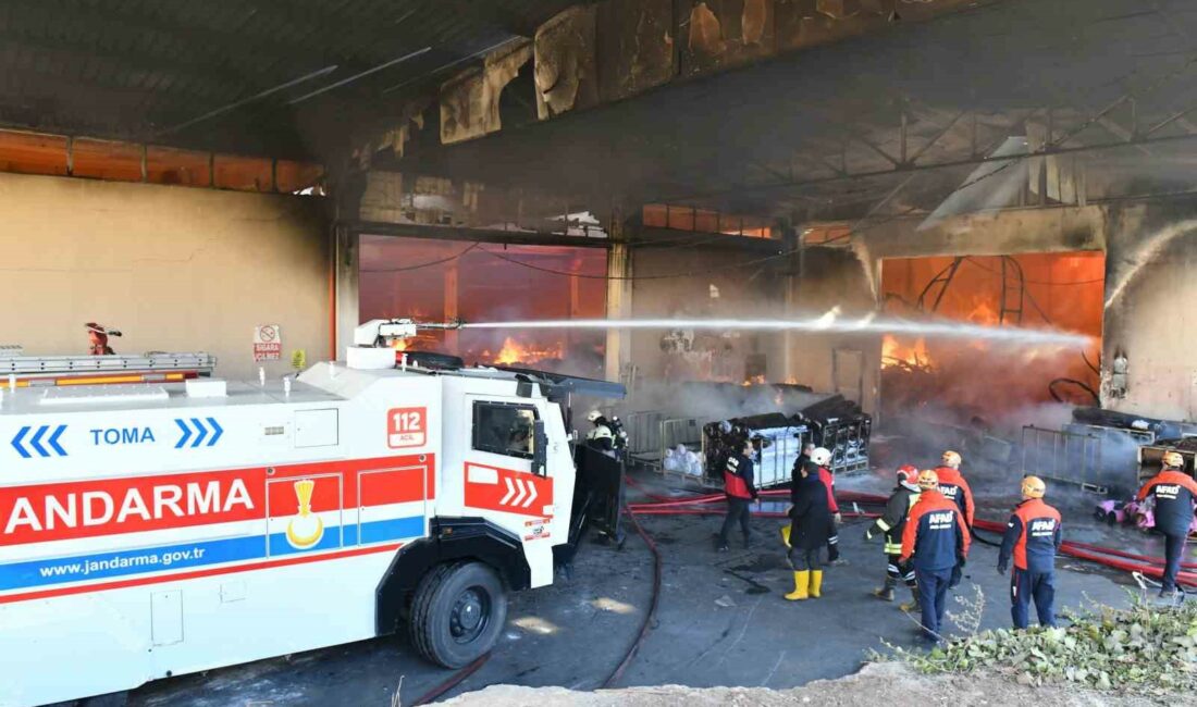 Şanlıurfa’da bir tekstil fabrikasında yangın çıktı. Alevler itfaiye ekiplerinin bir