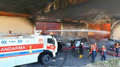 Şanlıurfa’da bir tekstil fabrikasında yangın çıktı. Alevler itfaiye ekiplerinin bir