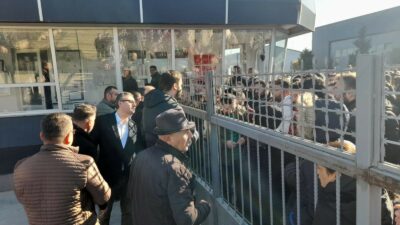 Öz İplik-İş Sendikası üyesi CRS Tekstil işçileri ödenmeyen haklarının ödenmesi