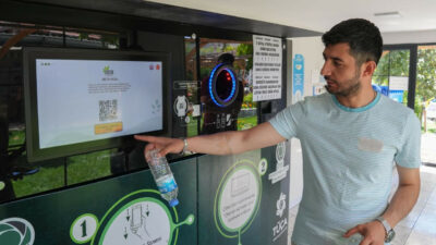 Vatandaşların atık pet şişelerini geri dönüşüm karşılığında paraya çevirebileceği Depozito