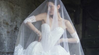 Yenilikçi kumaş ve konstrüksiyonun heykelsi bir gösterisini sunan Vivienne Westwood