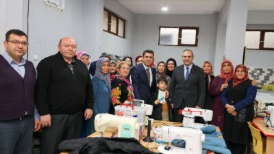 Bilecik’in Bayırköy Beldesinden belediye tarafından açılan dikiş kursunda kadınlar, el