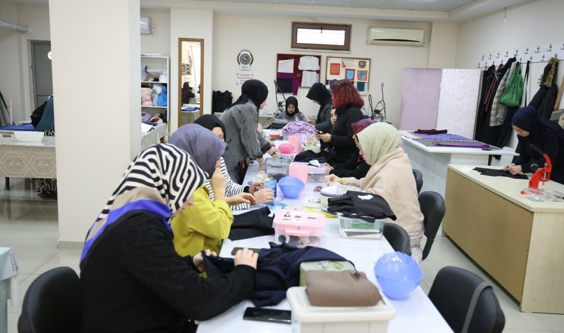 Kocaeli Kartepe'de açılan giyim kursuna ilgi her geçen gün artıyor.