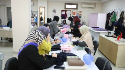 Kocaeli Kartepe'de açılan giyim kursuna ilgi her geçen gün artıyor.