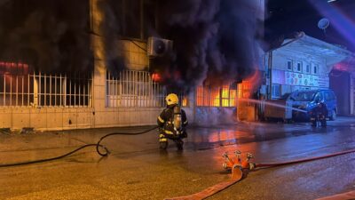 Bursa'da 3 katlı tekstil atölyesinde yangın çıktı. Alevler itfaiye ekiplerinin