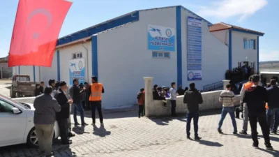 Kütahya'nın Altıntaş ilçesinde uzun süredir atıl durumda bulunan kapalı yüzme