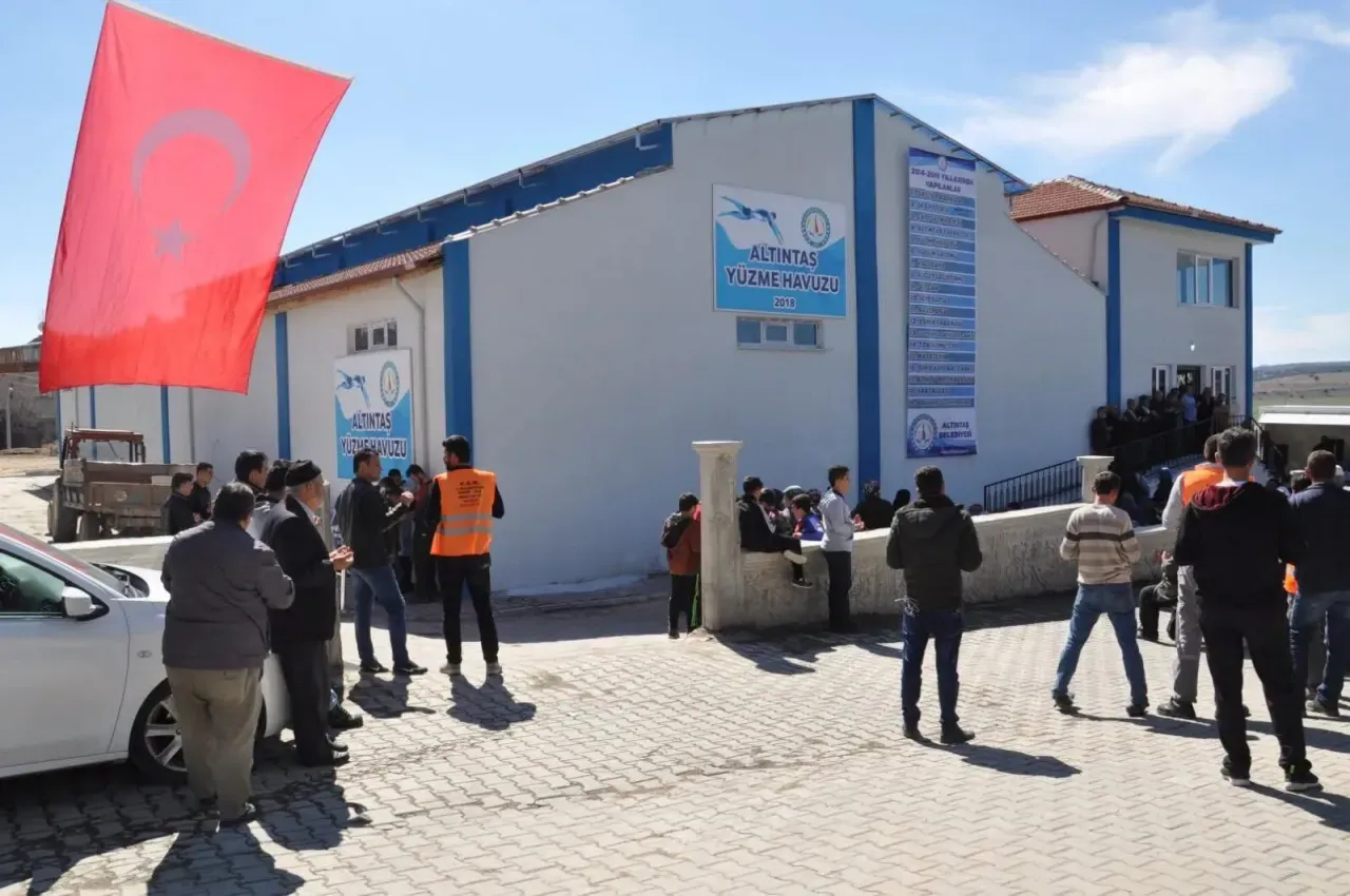 Kütahya'nın Altıntaş ilçesinde uzun süredir atıl durumda bulunan kapalı yüzme