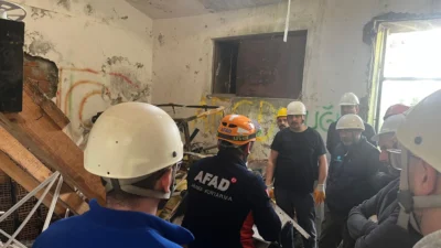 AFAD Sakarya ekipleri tarafından Kadife Tekstil çalışanlarına depremde arama kurtarma