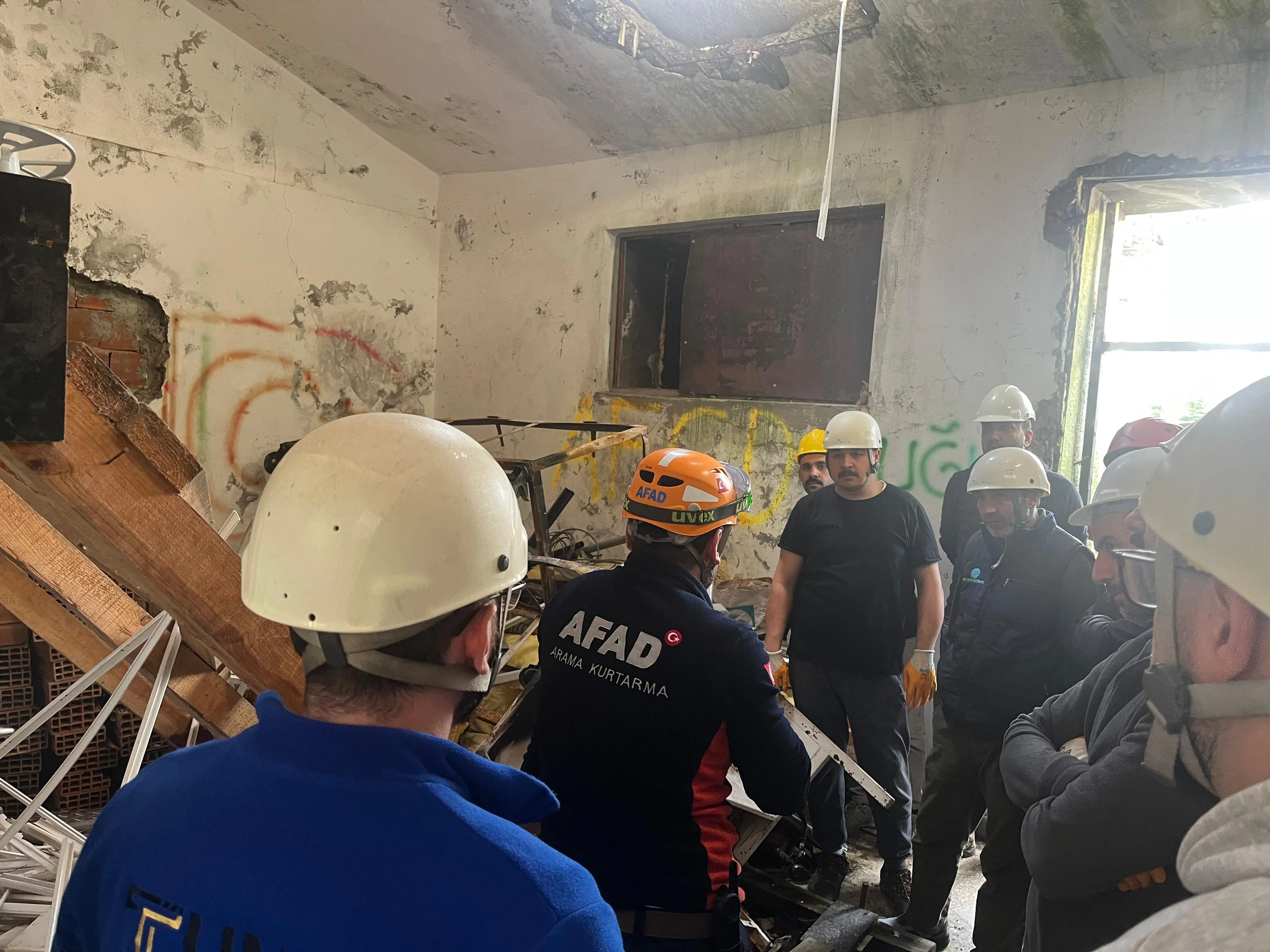 AFAD Sakarya ekipleri tarafından Kadife Tekstil çalışanlarına depremde arama kurtarma