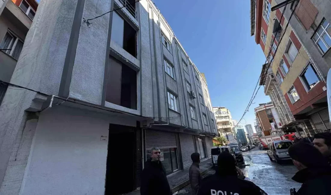 İstanbul Küçükçekmece'de bir tekstil atölyesinin çatı katında yangın çıktı. Alevlerin bir