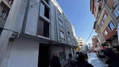 İstanbul Küçükçekmece'de bir tekstil atölyesinin çatı katında yangın çıktı. Alevlerin bir