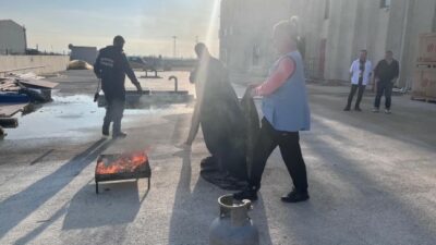 Kırklareli'de Babaeski Belediyesi İtfaiye Müdürlüğü ekipleri, Kalender Tekstil Fabrikasında çalışanlara