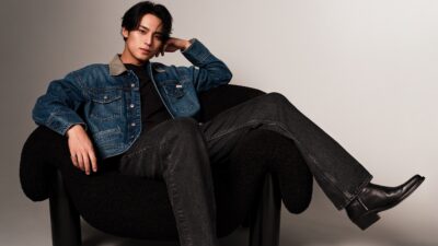 SEVENTEEN yıldızı MINGYU, kampanyada Calvin Klein İlkbahar 2025 denim parçalarıyla