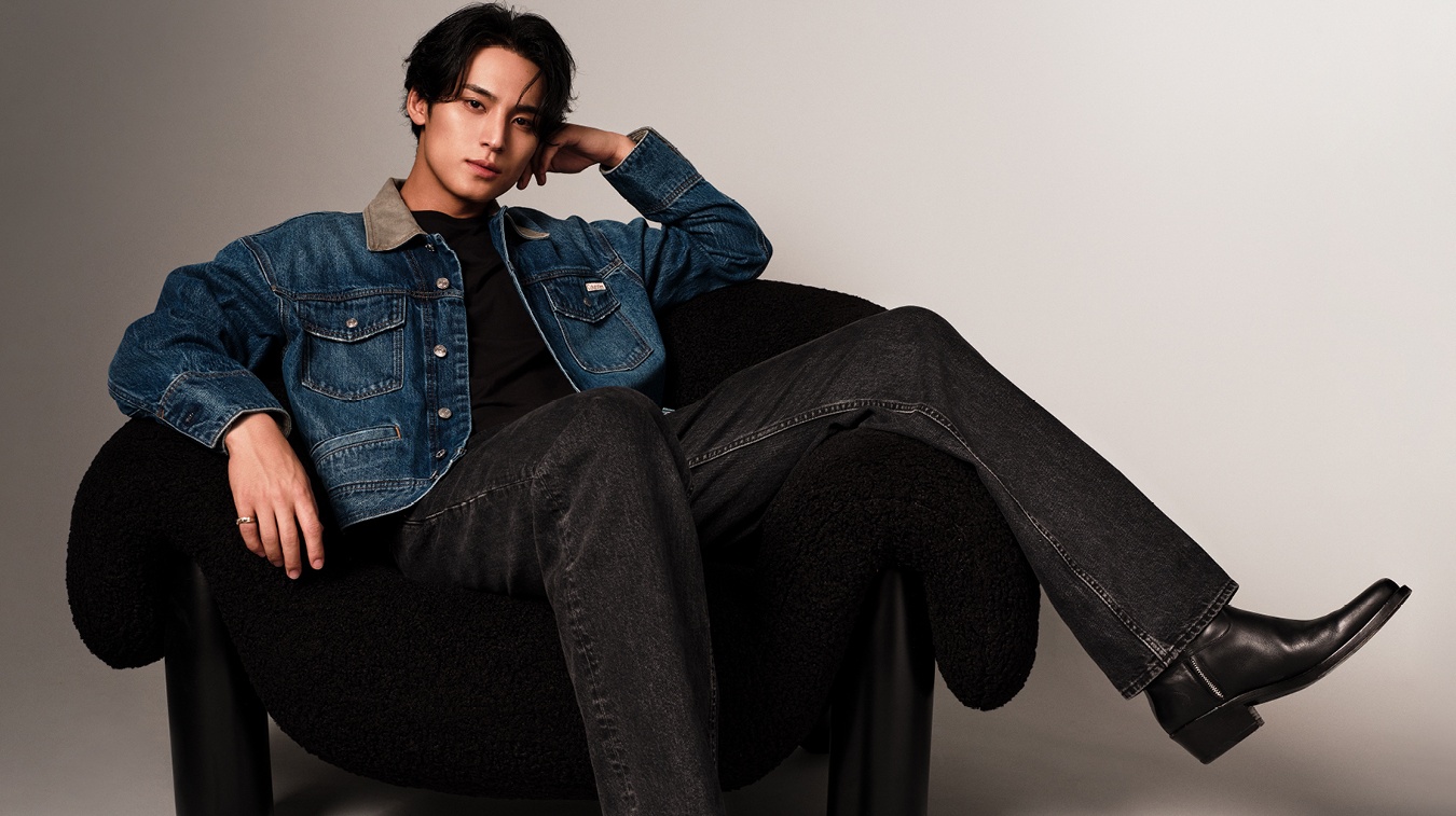 SEVENTEEN yıldızı MINGYU, kampanyada Calvin Klein İlkbahar 2025 denim parçalarıyla