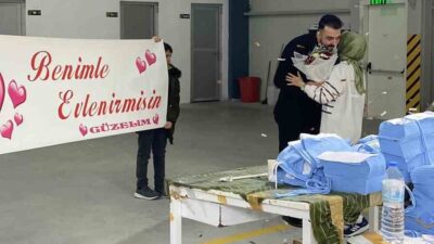 Tokat’ta tekstil fabrikasında evlilik teklifi yapan Yasin Özboyacı, kız arkadaşına