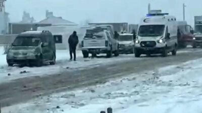 Aksaray’da tekstil fabrikasında çalışan işçileri taşıyan servis midibüsü, kar yağışı