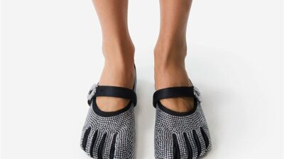 Coperni’nin 2025 koleksiyonunda yer alan yeni babetler, beş parmaklı tasarımıyla