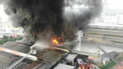 İstanbul Çekmeköy'de bulunan bir lastik fabrikasında çıkan yangın bitişikteki tekstil