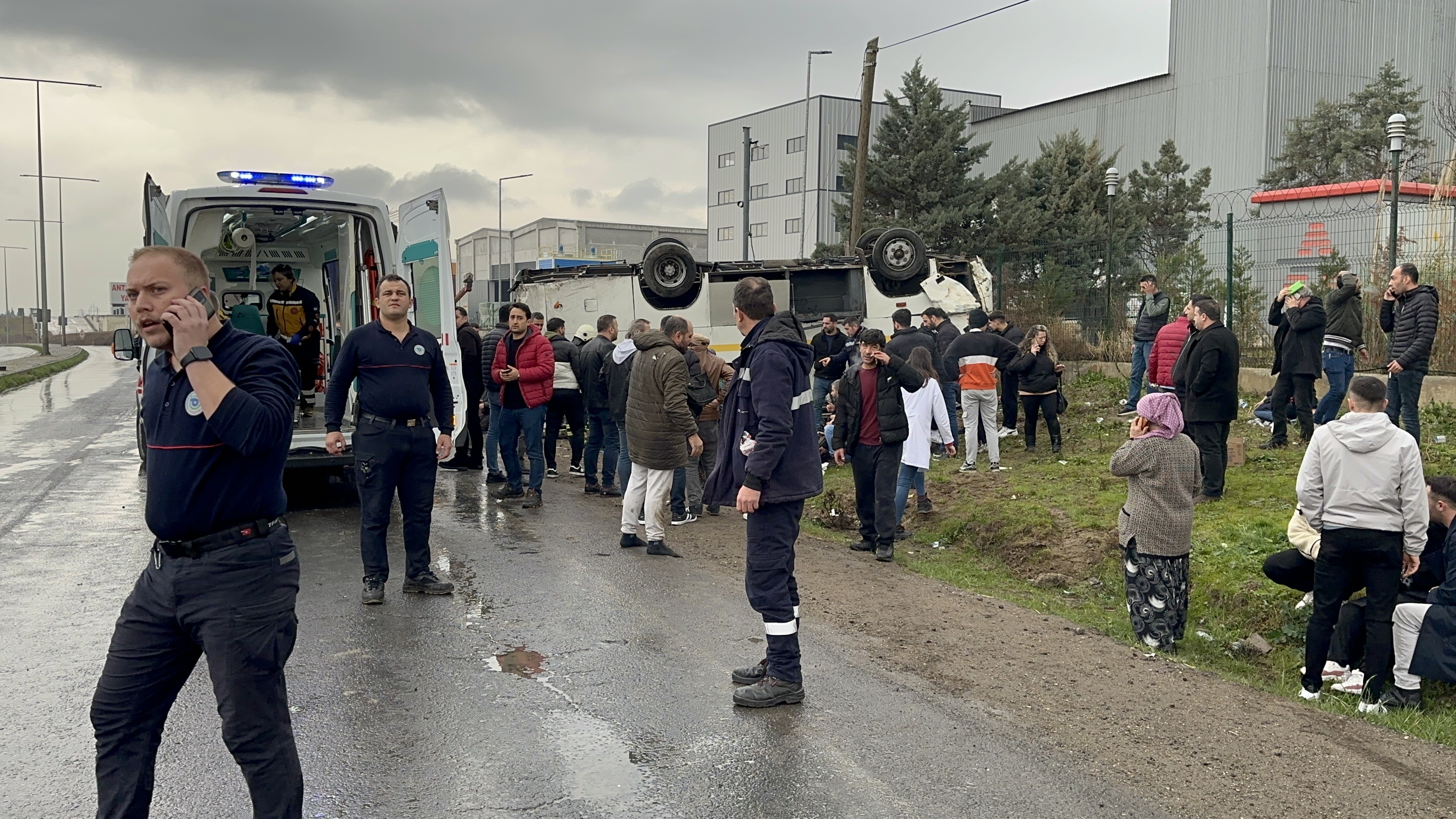 Tekirdağ'ın Muratlı ilçesinde fabrika işçilerini taşıyan servis midübüsünün takla atması