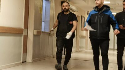 Bursa'nın İnegöl ilçesinde faaliyet gösteren bir tekstil fabrikasında ellerini makineye