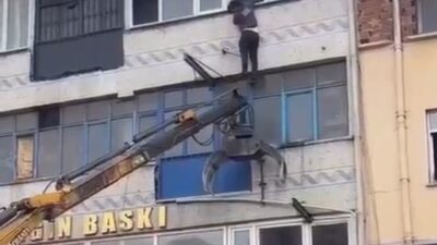 Bursa'da bir tekstil atölyesinde yangın çıktı. Alevlerden kurtulmak için cama