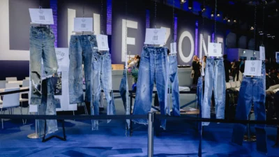 Denim başlangıçta sadece indigo boyalı pamuklu bir kumaş olarak bilinirken,