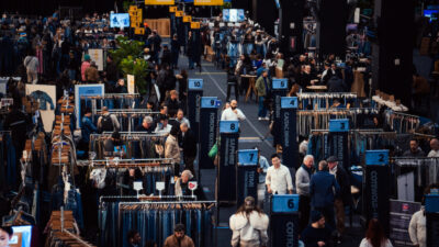 Geri dönüştürülmüş pamuğu ve geri dönüştürülmüş polyesteri yeniden şekillendiren denim