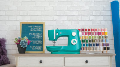 Dikiş makinelerinde yenilikçi tasarımlarıyla fark yaratan SINGER, dikiş dünyasına bir